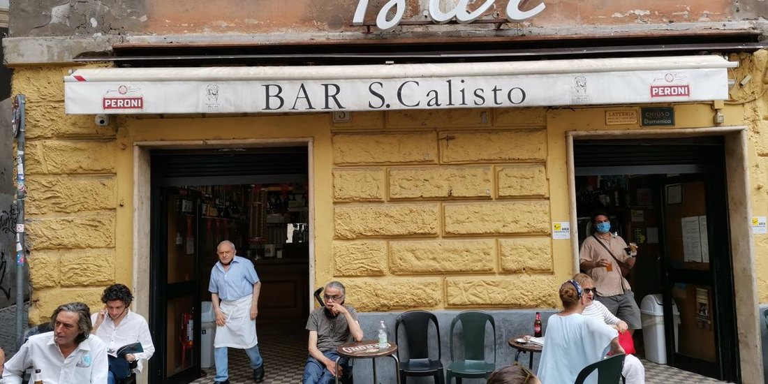 A Bar San Calisto bejárata és terasza