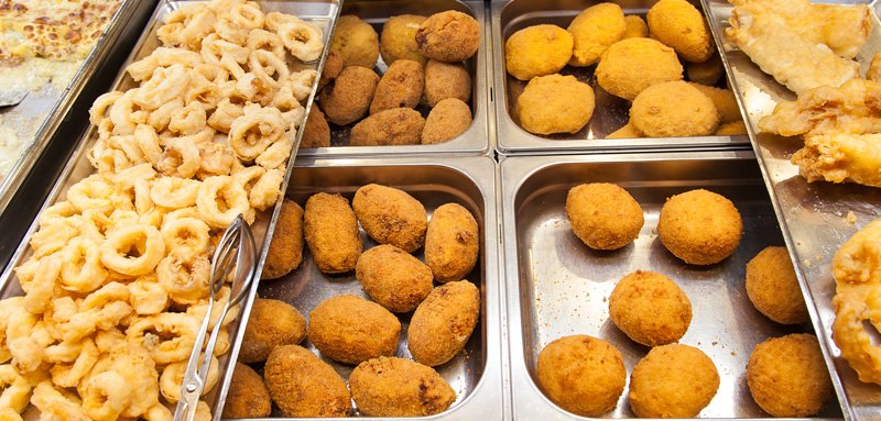 Supplì és sült falatok a pultban