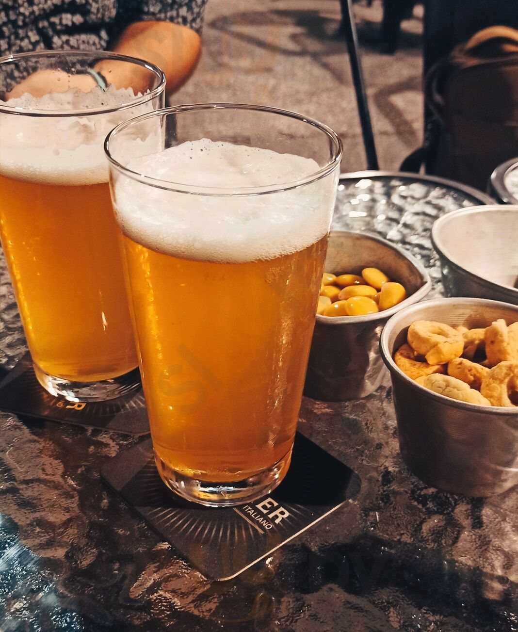 Sörök és harapnivalók a 16 Birra galériájából