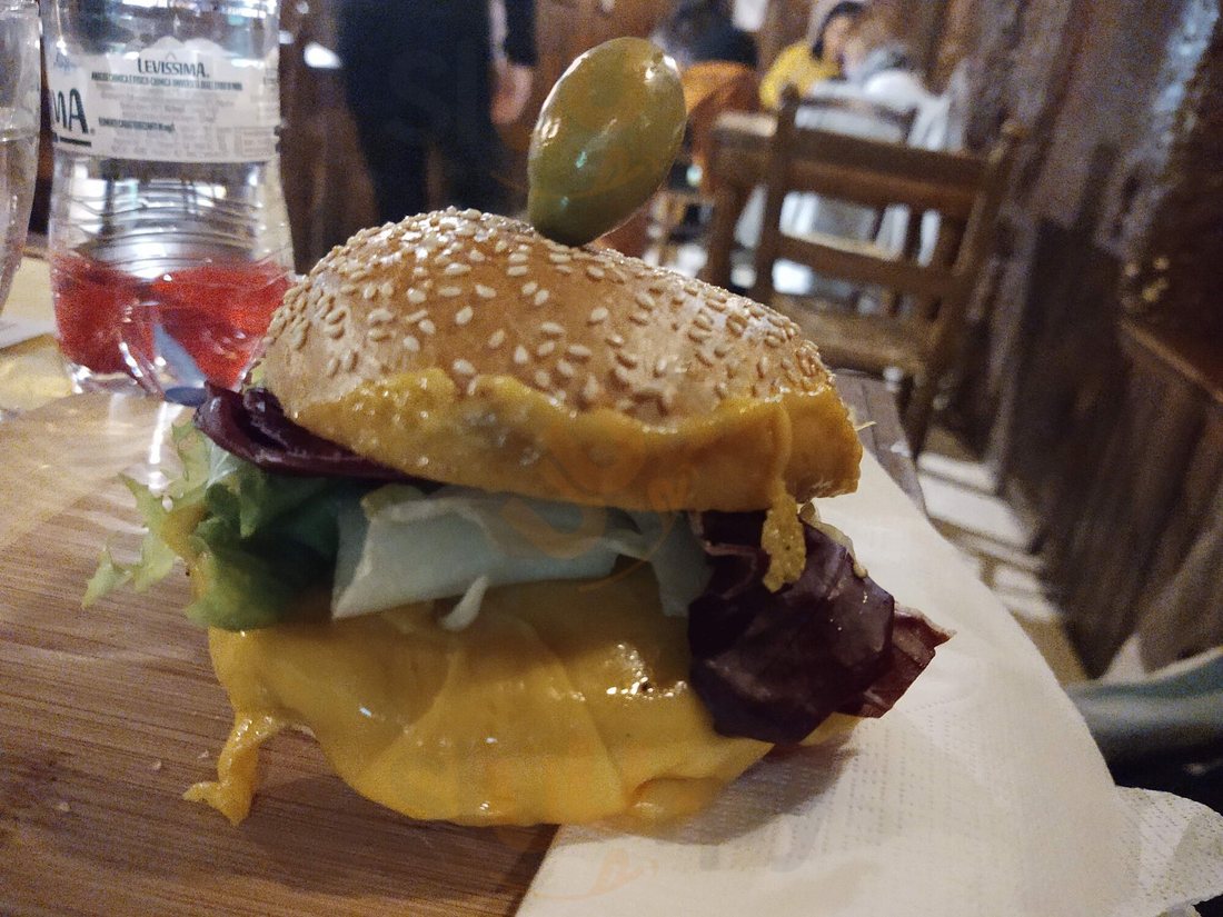 Hamburger a Down Under pub galériájából