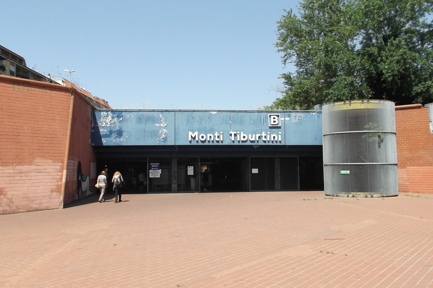 A Monti Tiburtini metróállomás bejárata 2015-ben