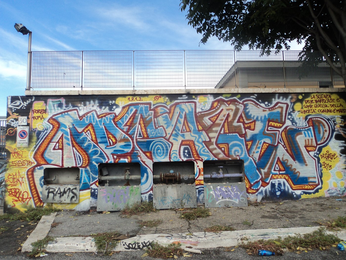 Graffiti a Piazzale Pino Pascali falán, archív helyszínfotó